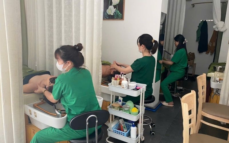 Body massage services at Huong Que Spa