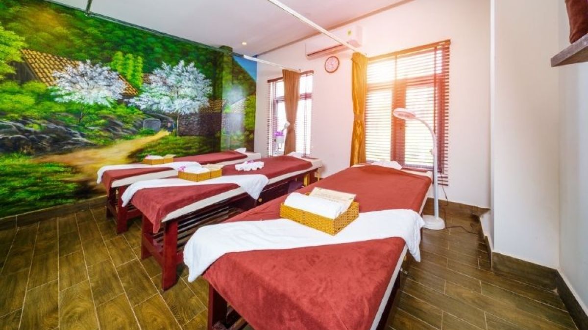 Experience essential oils and herbal therapy at Herbal Spa Da Nang