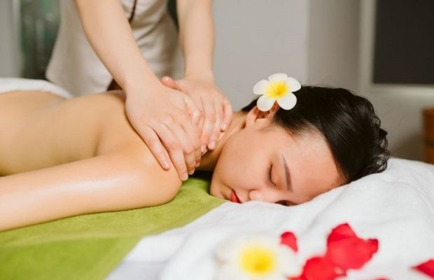 Natural essential oil body massage